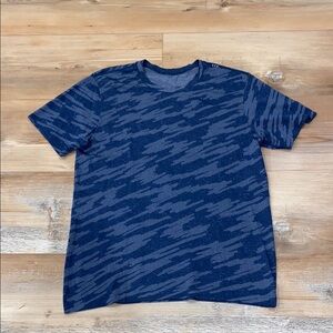 Lululemon men’s size large short sleeve